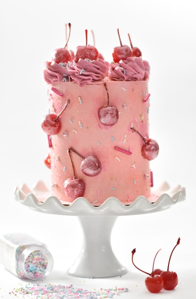 白脚蛋糕托盘上的粉红樱桃蛋糕
